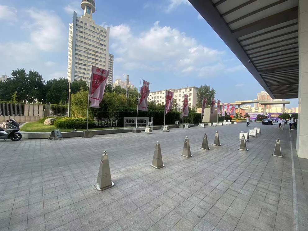 鄭州道旗出租提供布置洲際酒店參半會議不銹鋼底座道旗