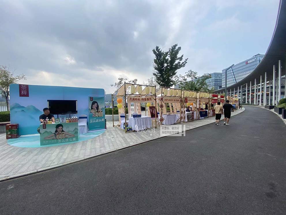 鄭州桌椅出租在金融島戶外集市提供數套長條桌貴賓椅