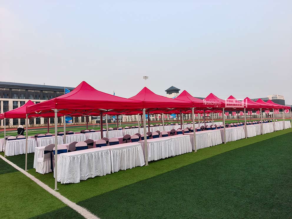 鄭州帳篷出租公司布置學校招聘會現場紅色簡易帳篷