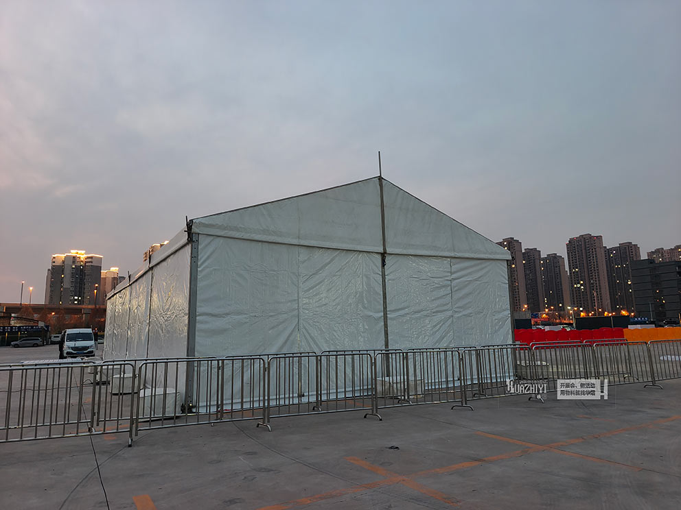 試駕會現場的鐵馬護欄租賃由鄭州華熠公司布置