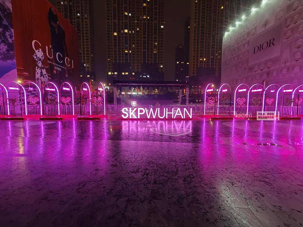 華熠鐵馬護(hù)欄租賃助力武漢SKP情人節(jié)活動護(hù)欄布置