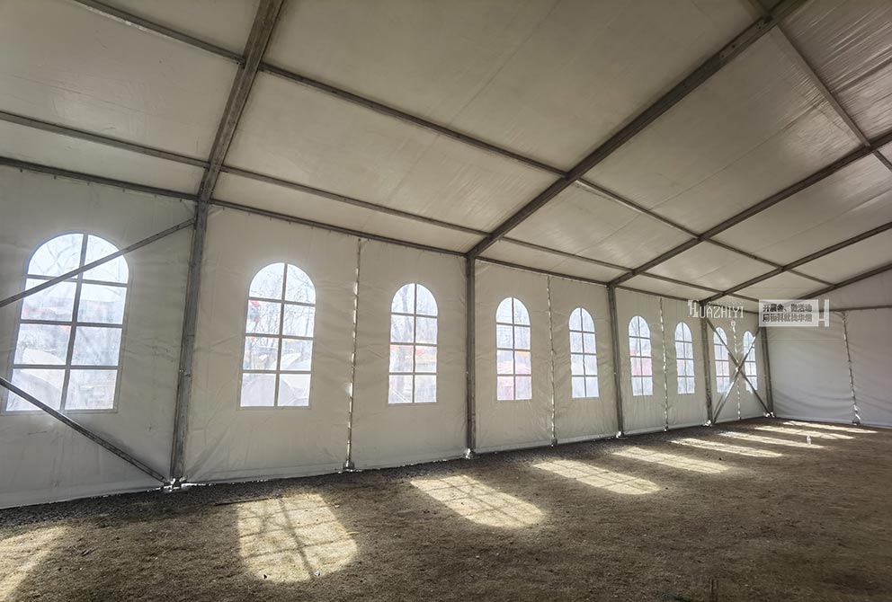 露營新領地現場搭建了一座純凈潔白的大型篷房