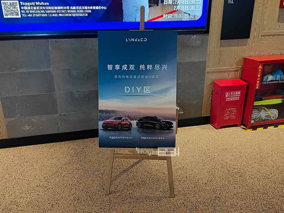 華熠海報(bào)架出租助力汽車品牌活動(dòng)