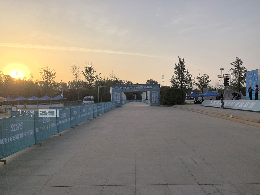 華熠鐵馬護欄租賃負(fù)責(zé)沿途賽道護欄擺放服務(wù)