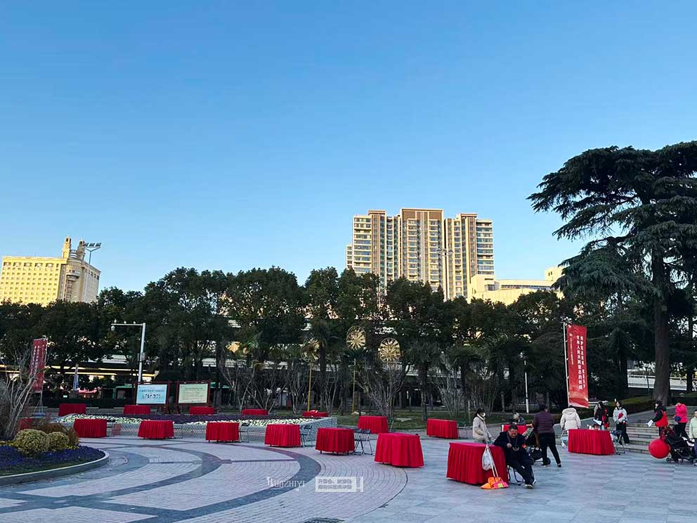 2025鄭州憲法宣傳周啟動儀式，鄭州桌椅道旗租賃進行布場