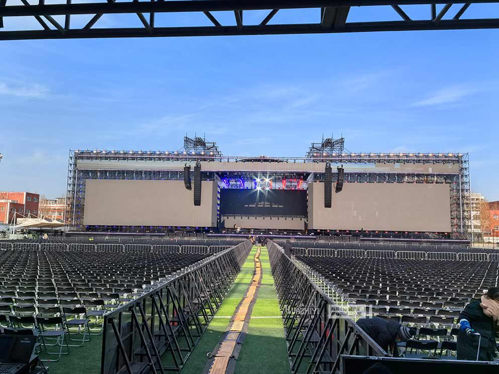 華熠桌椅租賃助力邢臺演唱會布場