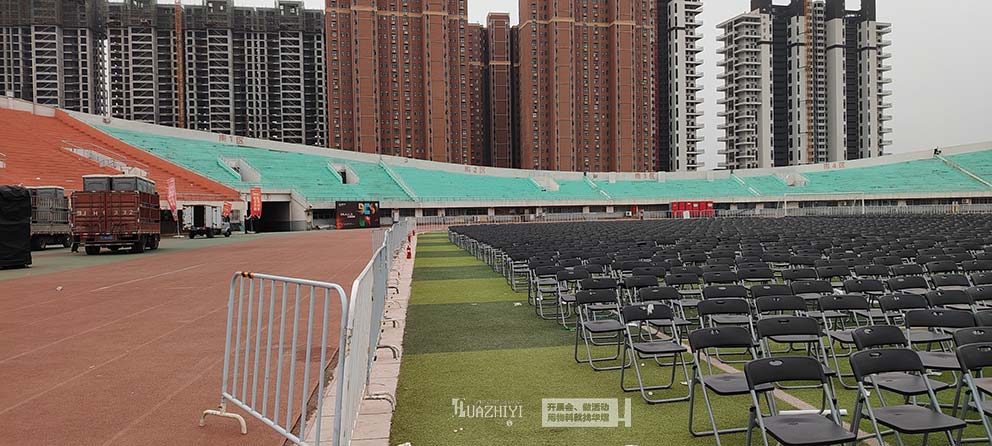 華熠桌椅租賃助力濮陽演唱會8000把折疊椅布場